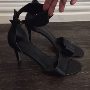CLASSIC IVANKA TRUMP BLACK HEELS